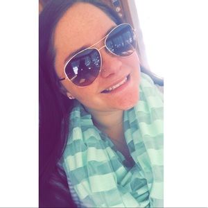 Meet your Posher, Caitlin